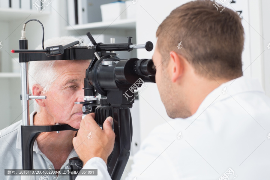 男性老年患者在检查眼睛