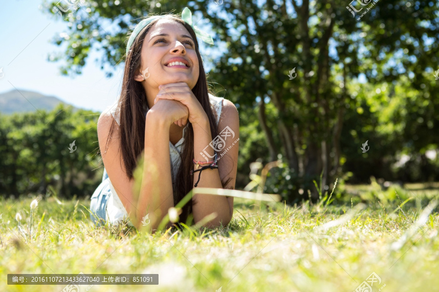 趴在草坪上的女人