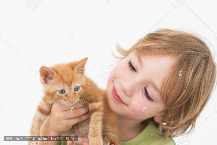 抱着小猫咪的男孩