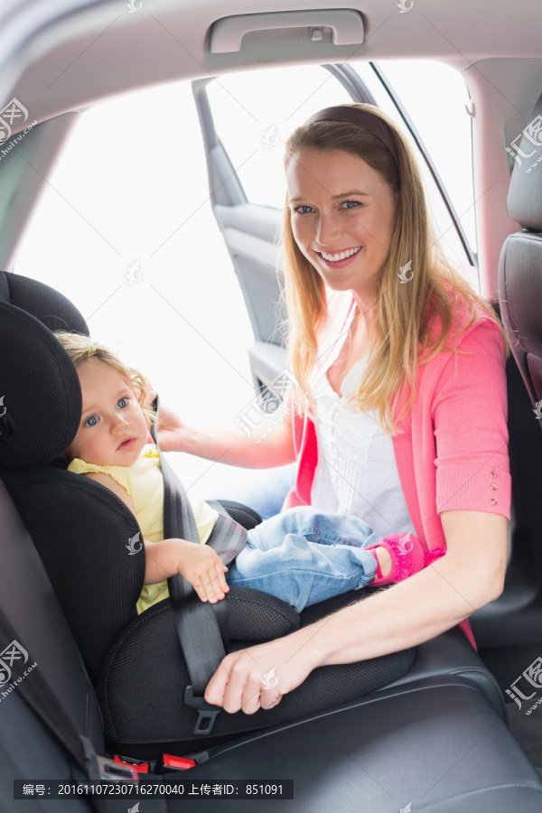 母亲和婴儿在车里
