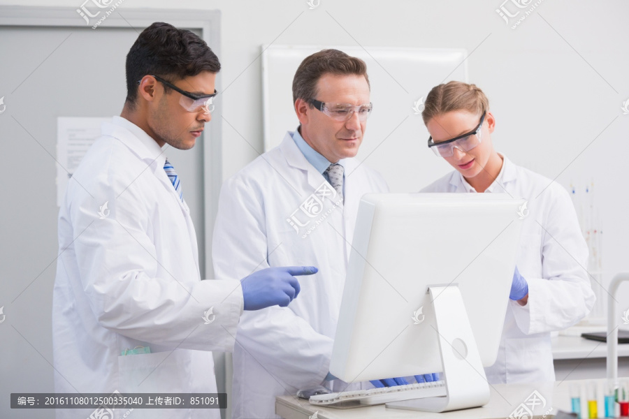 科学家们在看电脑