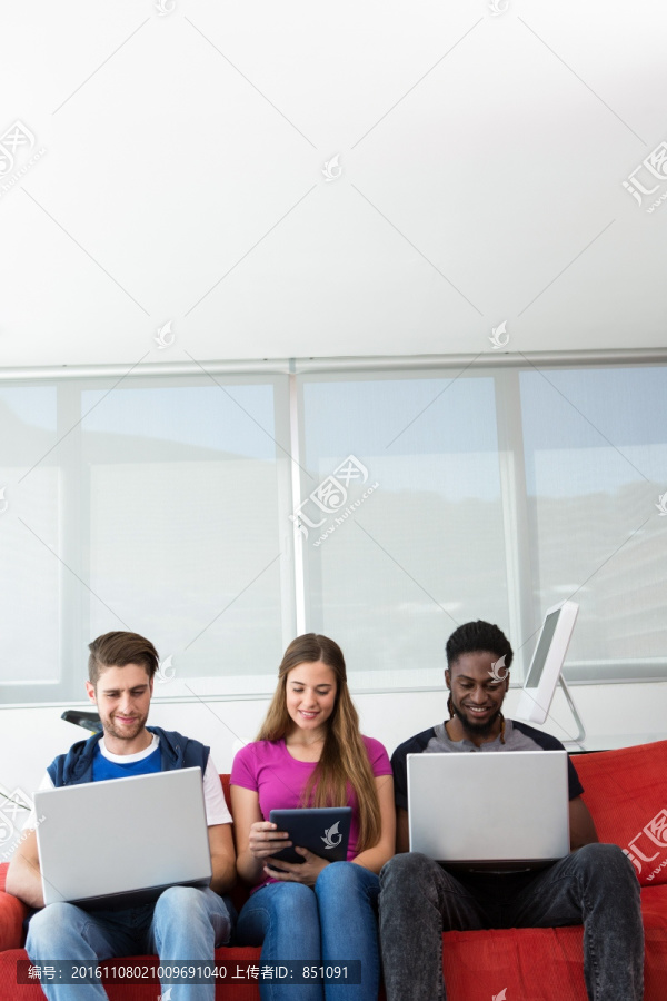 坐着使用电脑的商务男女