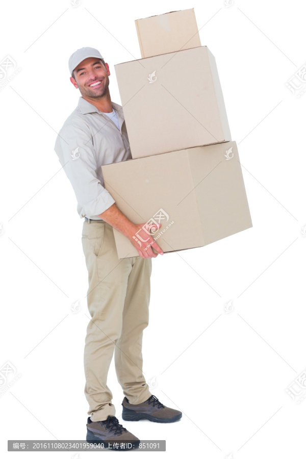 微笑着抱着纸箱的男人