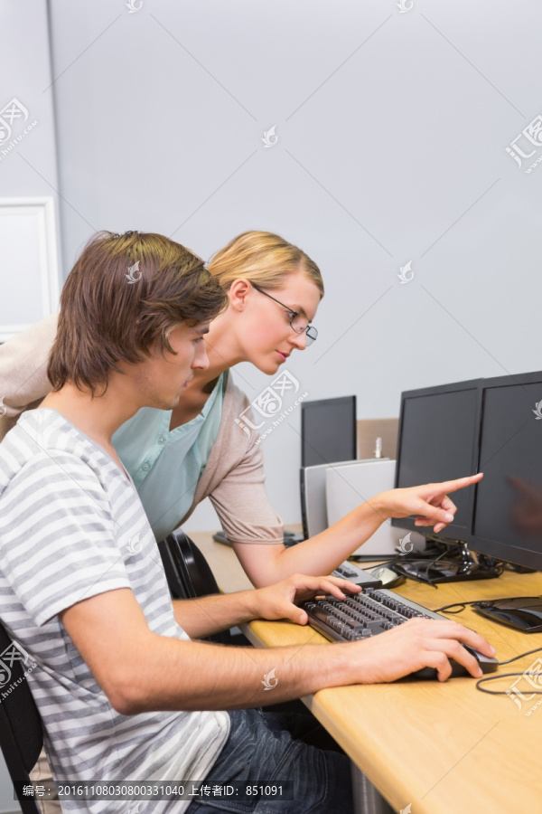 在给女学生上电脑课的女教师