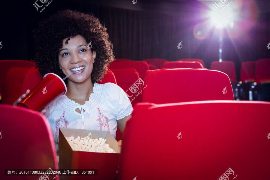 年轻的女人看电影