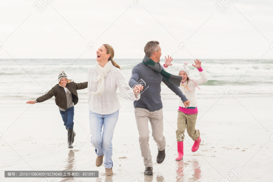 在海边玩耍的家人