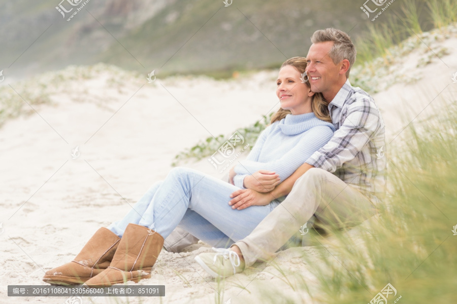 坐在沙滩上的夫妇