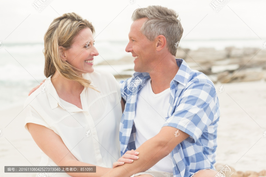 在海边微笑着的夫妇