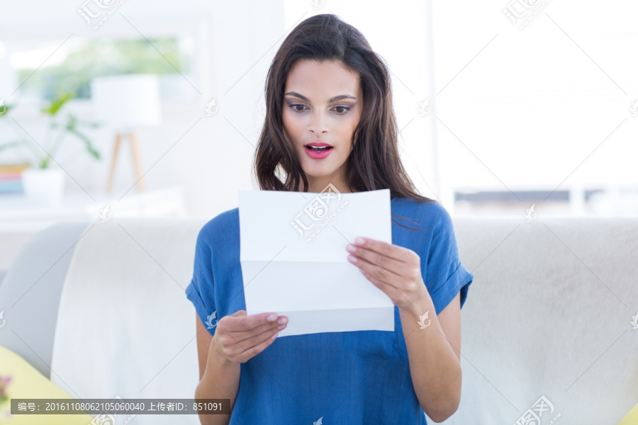 在阅读一封信的女人