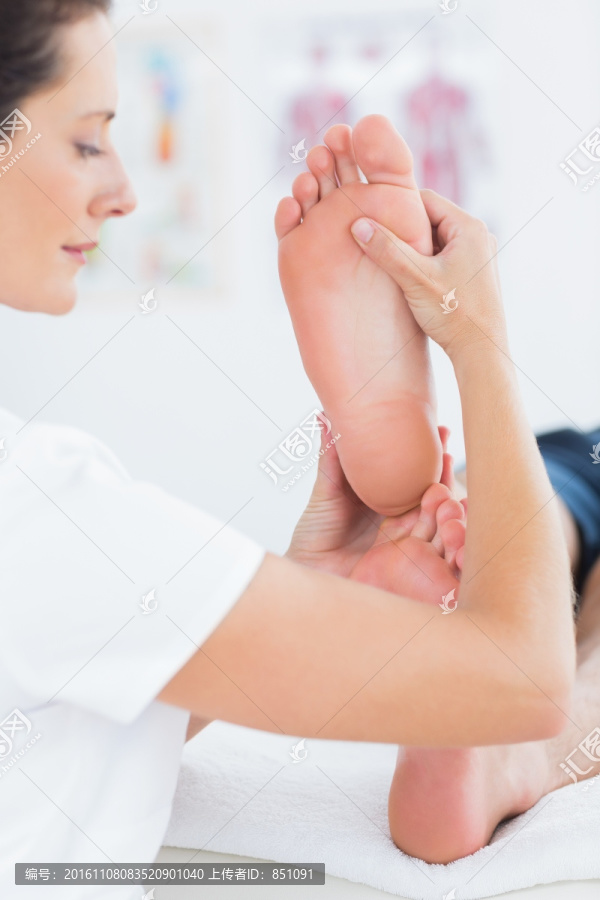 在医务室进行足部按摩的人