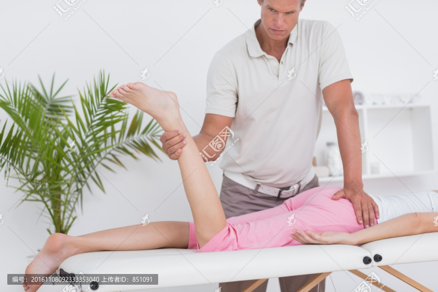 物理治疗师给病人做腿部按摩