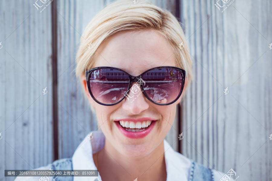 漂亮的金发女子戴着太阳眼镜