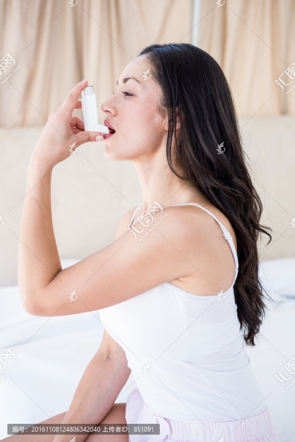 女人吸哮喘器