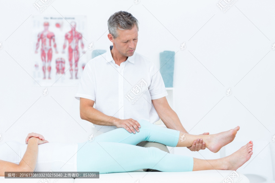 物理治疗师给病人做腿部按摩