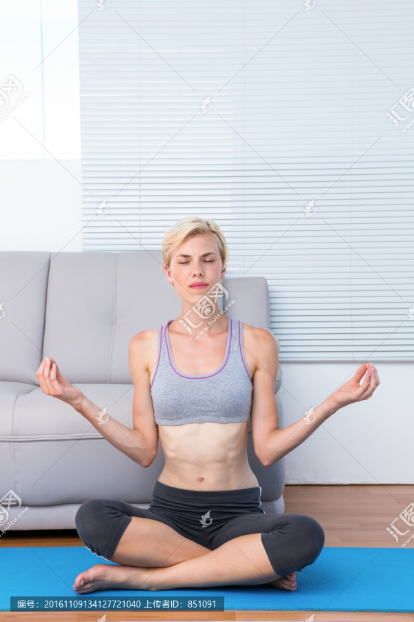 练瑜伽的女人