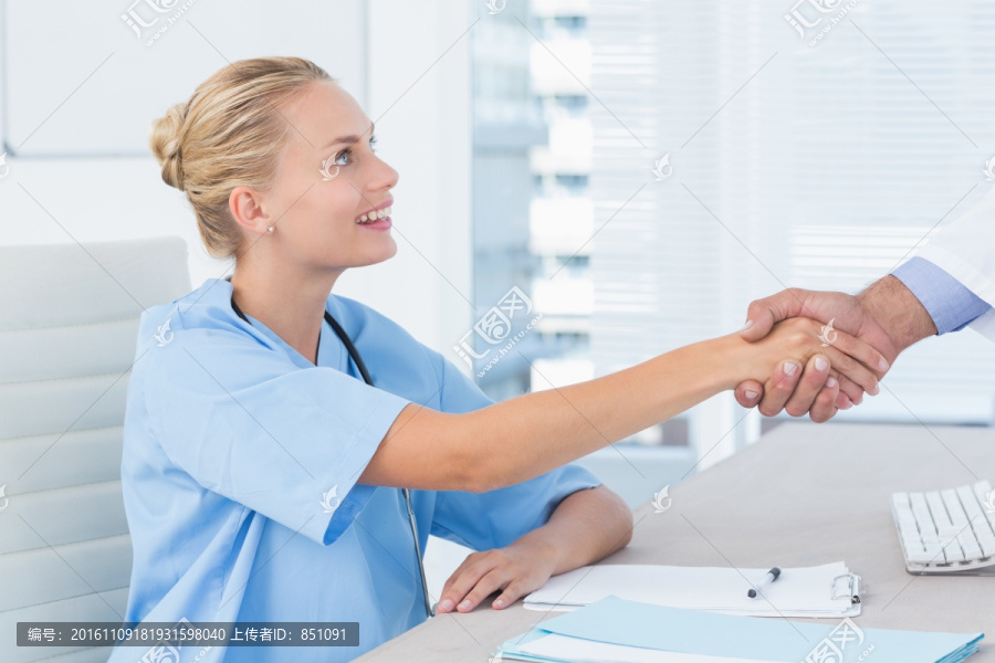 微笑着和人握手的护士
