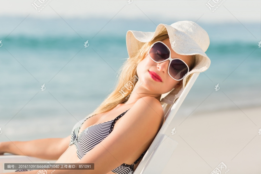 坐在沙滩椅上的女人