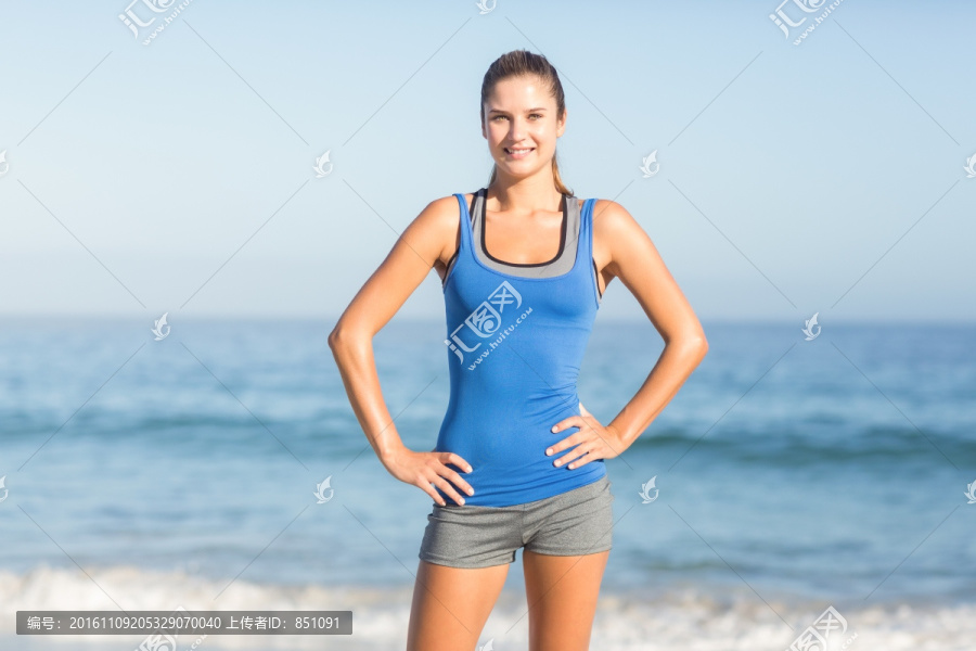 站在海边的健身女人