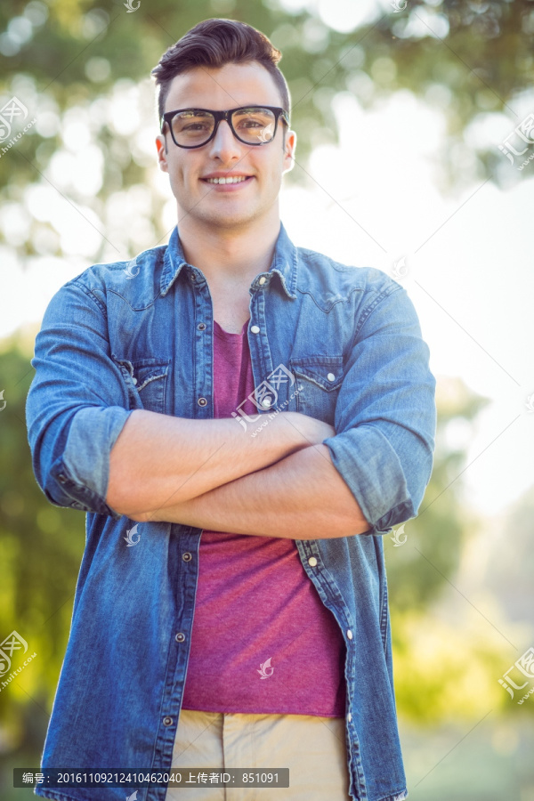 抱着双臂的男人