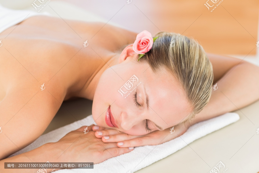 躺在毛巾上的金发女人