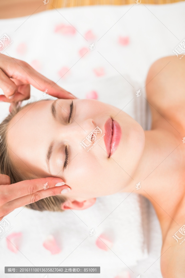 金发美女在接受头部按摩