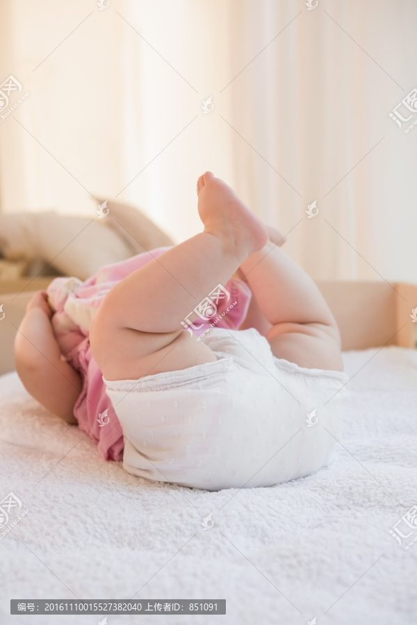爱的小女孩躺在婴儿床上