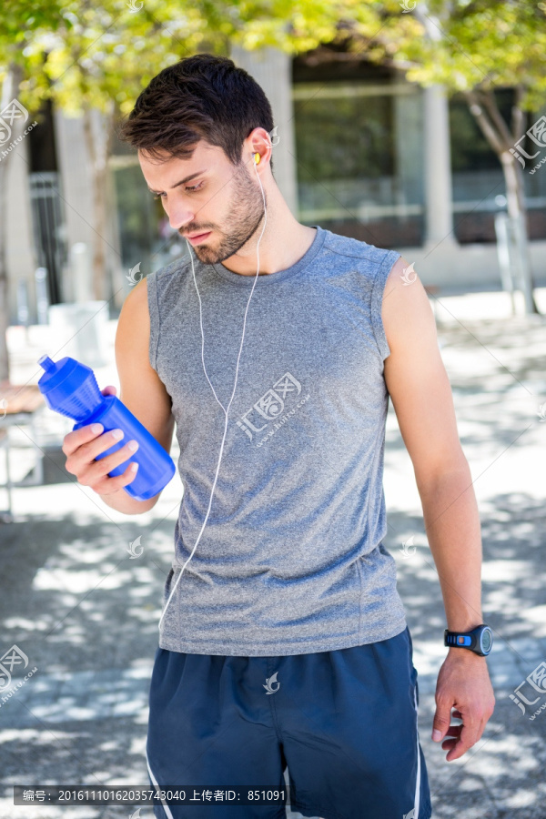 看着水瓶的男人
