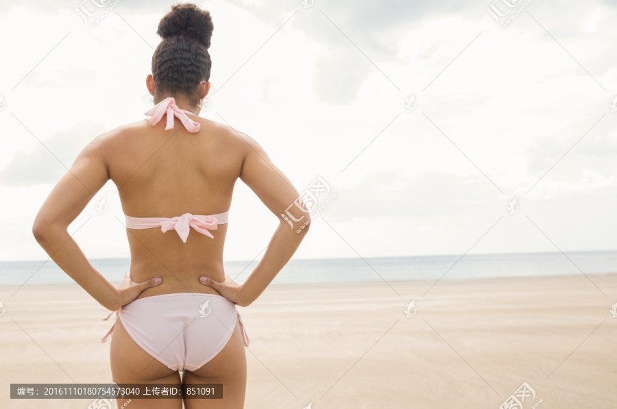 穿着比基尼在海滩上的女人