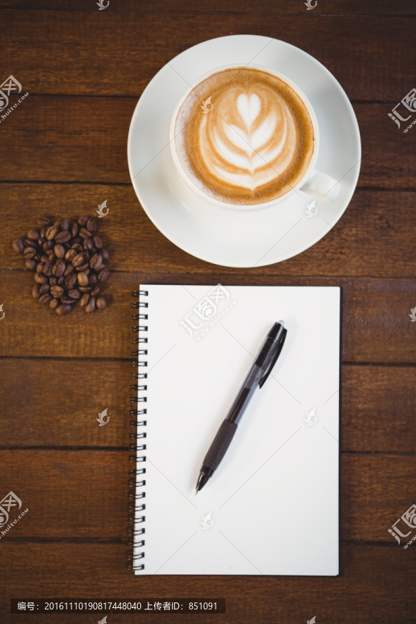 一杯咖啡和记事本