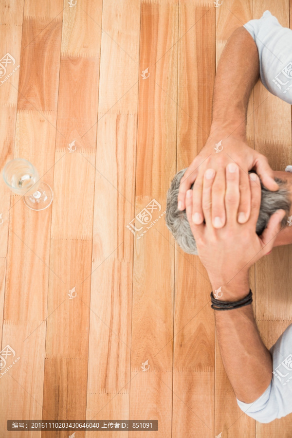 疲惫的商务男人