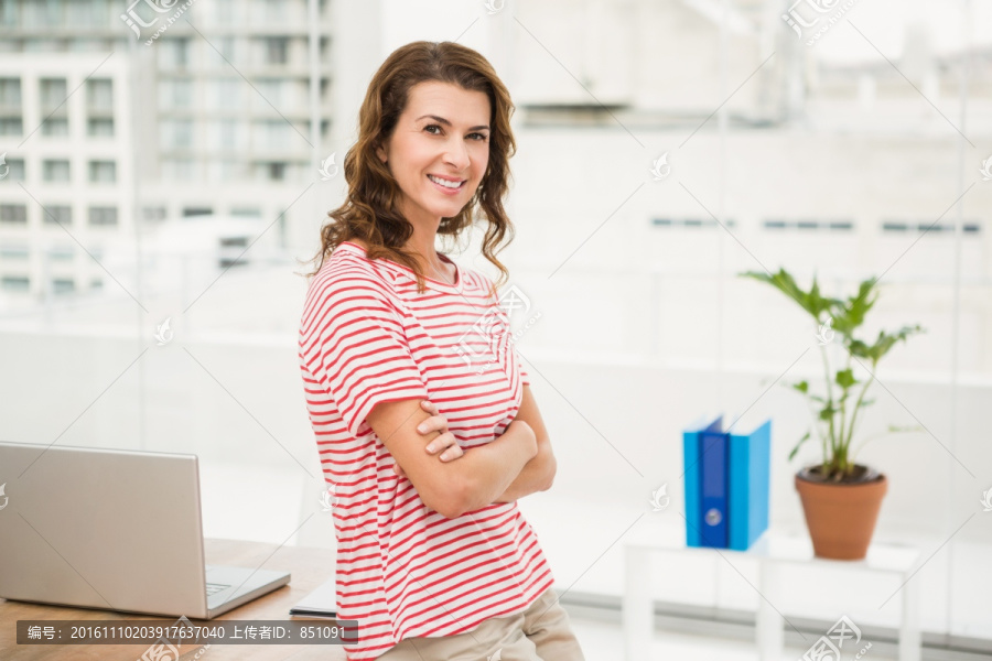 抱胸微笑着的商务女人