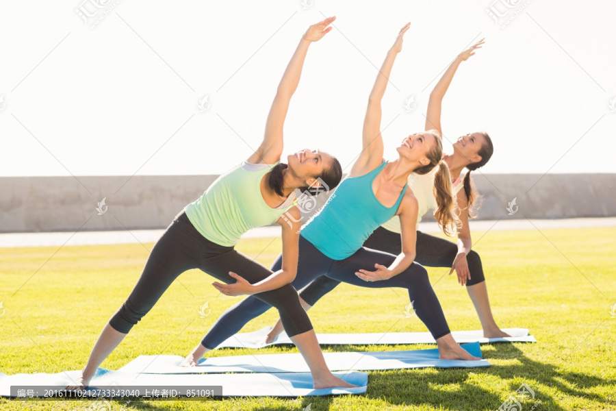 在公园练瑜伽的女人