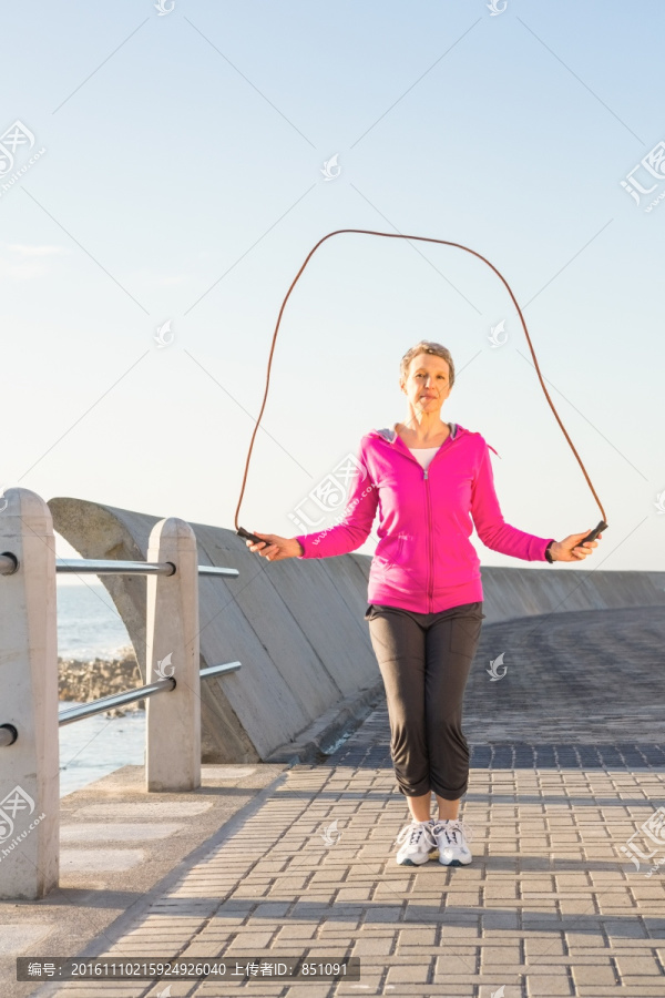 在桥边跳绳的女人