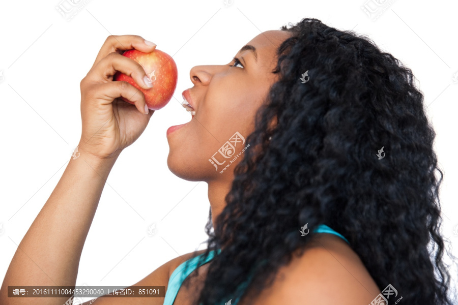 微笑着拿着苹果的女人