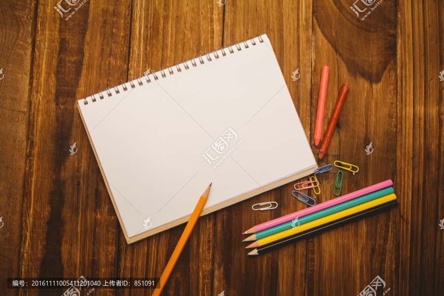 办公桌上的学校用品
