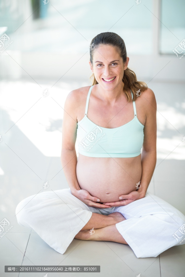 双手托着肚子的孕妇