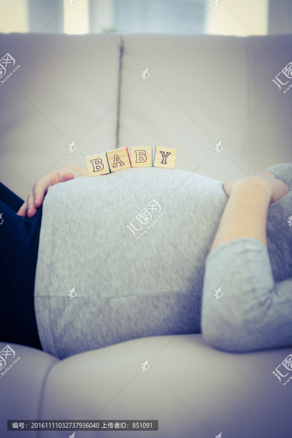躺在沙发上的孕妇