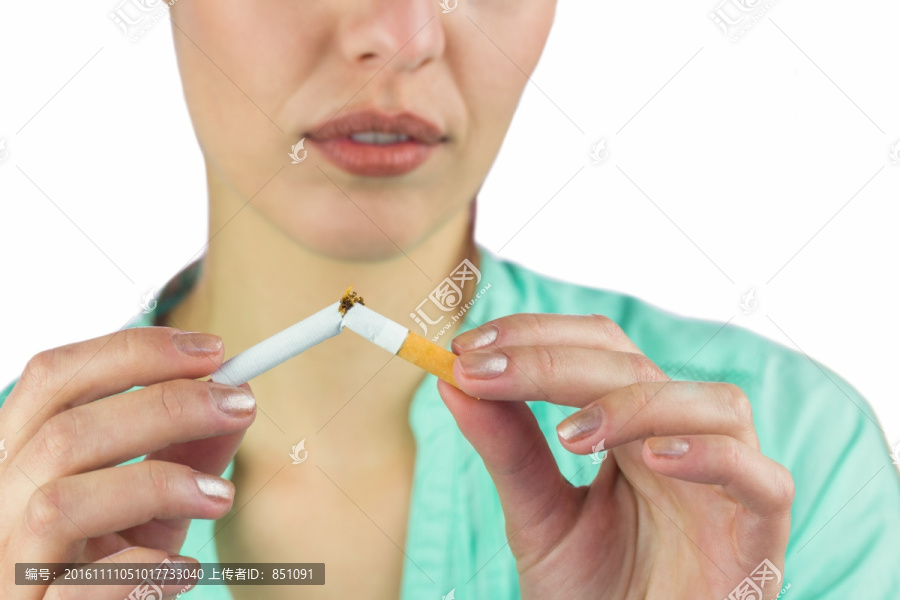 折断一支香烟的女人