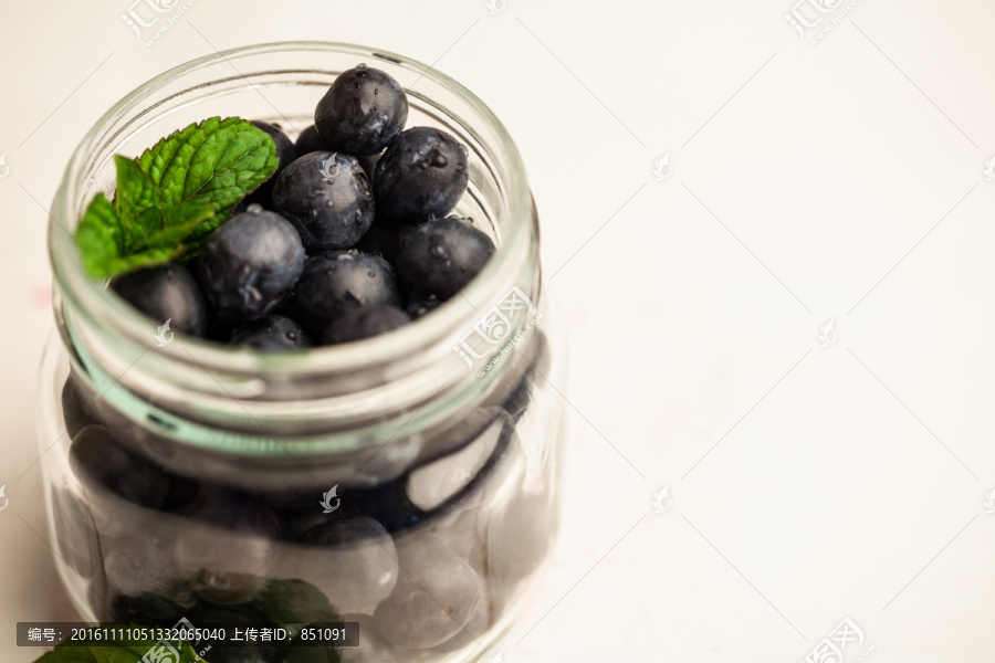 新鲜蓝莓的玻璃罐