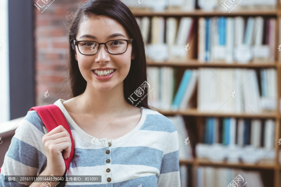 站在图书馆里微笑的女人