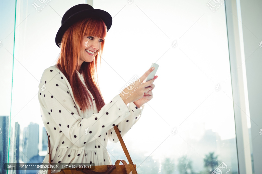 微笑着使用手机的商务女人