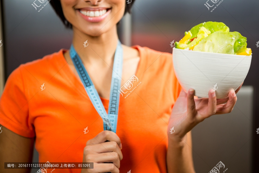 拿着一碗蔬菜的女人