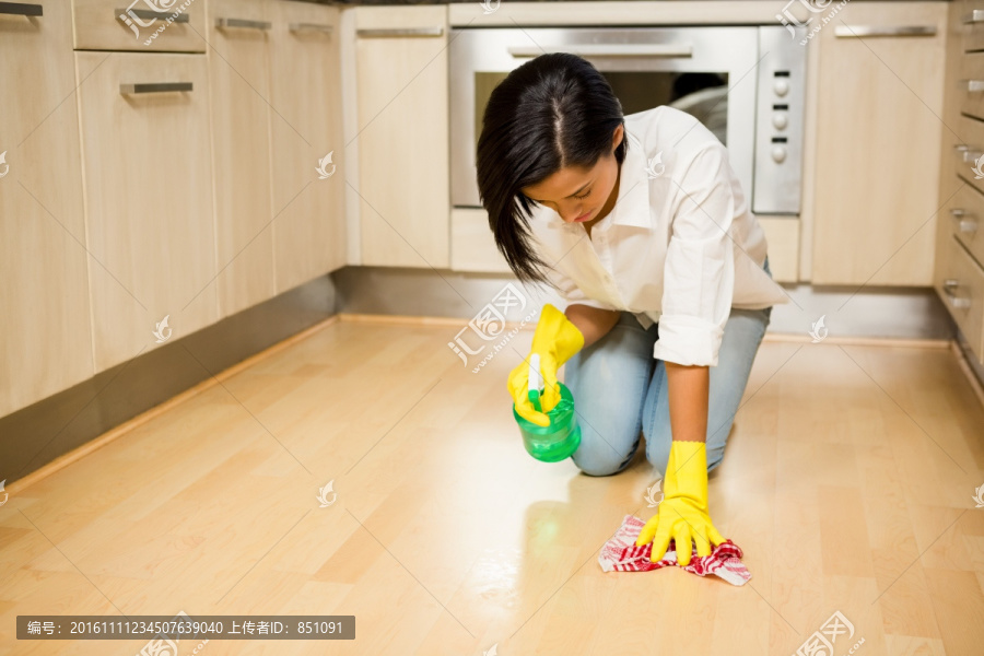 在清洁厨房地板的女人