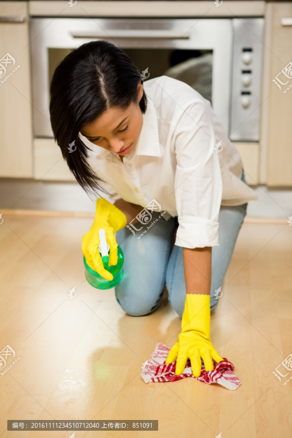 在清洁厨房地板的女人