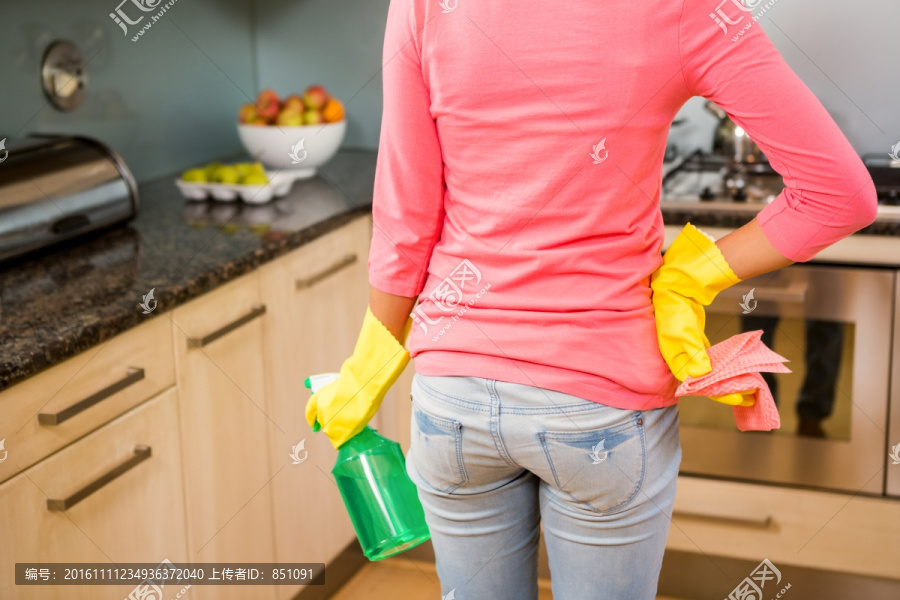 女人准备清洁厨房