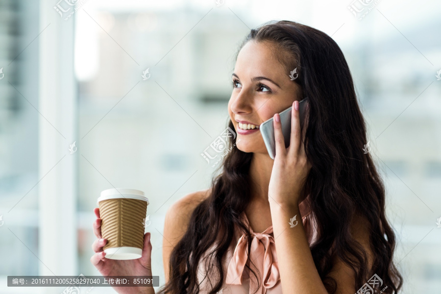 微笑着打电话的商务女人