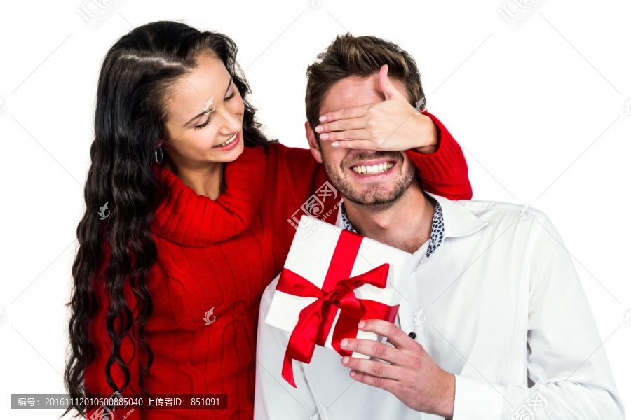 女人微笑着蒙住男人的眼睛