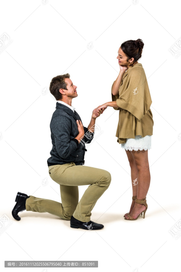 男人跪在地上向女人求婚