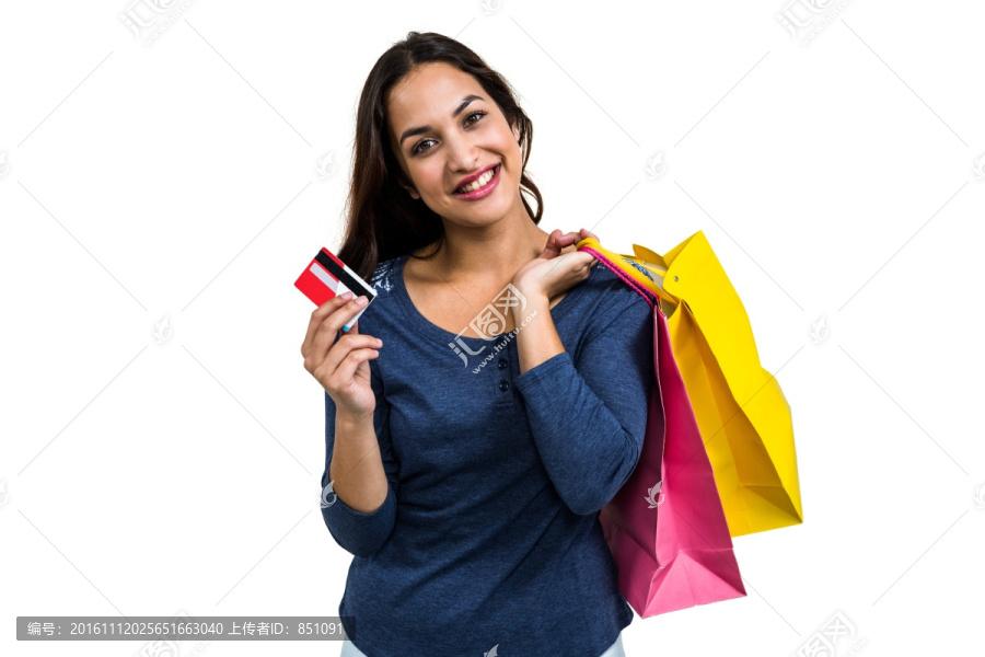 微笑着拎着购物袋的女人