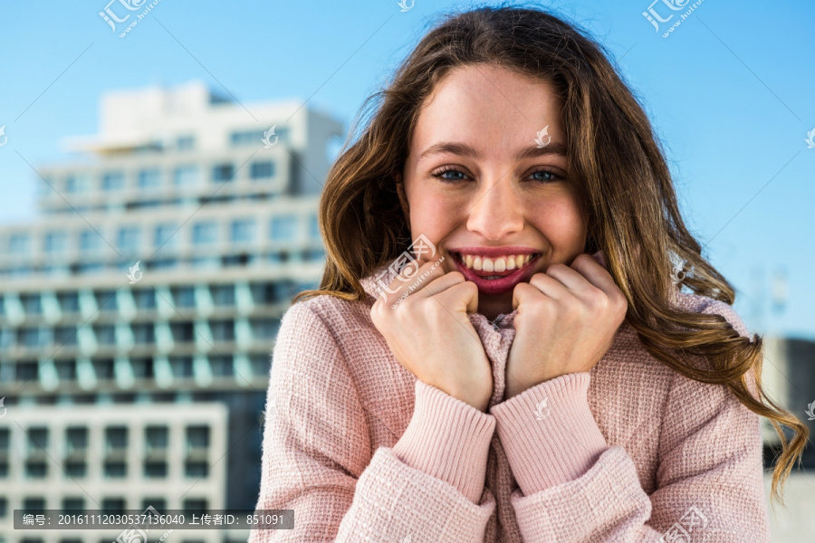 开心得女人穿着毛衣